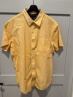 Banana Republic Men’s Short-Sleeve Light Yellow Button-Down Shirt